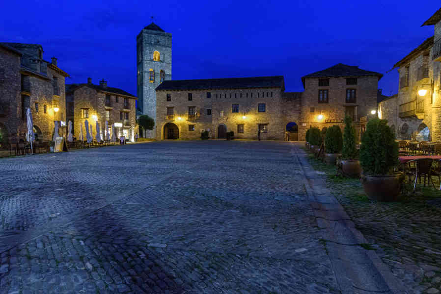 Huesca - Ainsa 38 - plaza Mayor.jpg